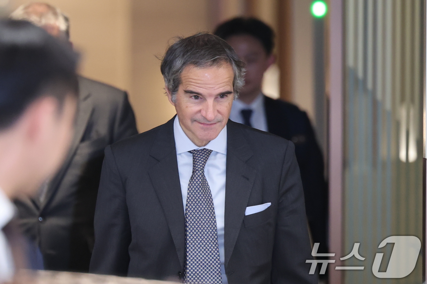 (인천공항=뉴스1) 박지혜 기자 = 라파엘 그로시 국제원자력기구(IAEA) 사무총장이 14일 인천국제공항을 통해 입국하고 있다.그로시 사무총장은 조현 장관의 초청을 받아 1박 2일 …