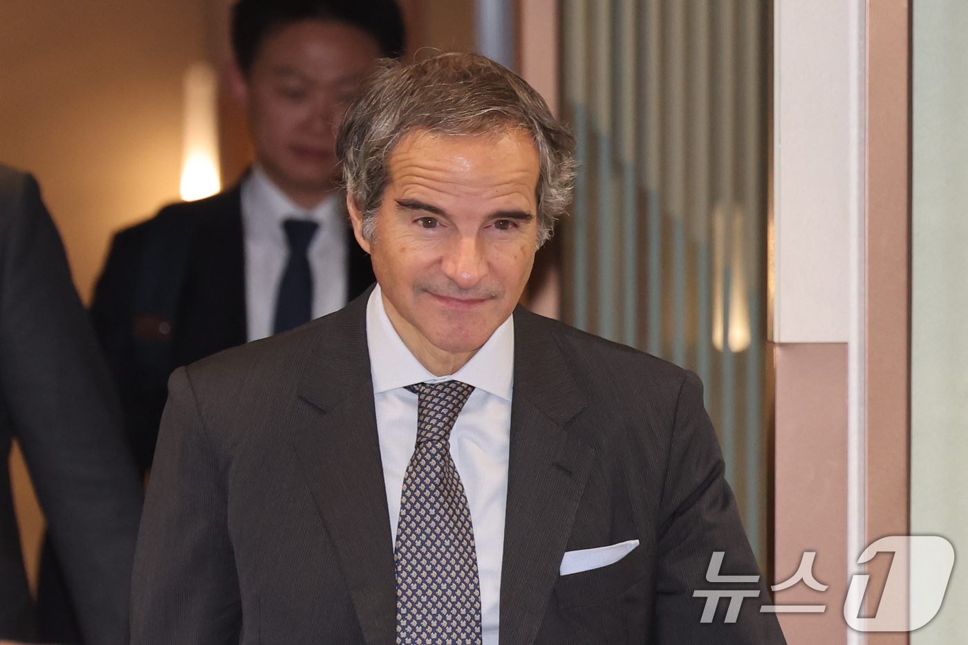 (인천공항=뉴스1) 박지혜 기자 = 라파엘 그로시 국제원자력기구(IAEA) 사무총장이 14일 인천국제공항을 통해 입국하고 있다.그로시 사무총장은 조현 장관의 초청을 받아 1박 2일 …