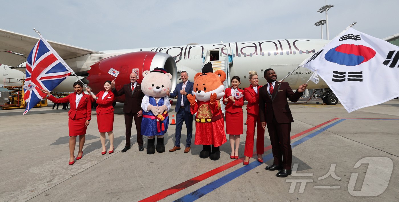 (인천공항=뉴스1) 공항사진기자단 = 14일 오전 인천국제공항 제2여객터미널주기장에 도착한 영국 버진애틀랜틱의 런던 히드로발 항공기 앞에서 버진애틀랜틱 코닐 코스터 버진애틀랜틱 최 …
