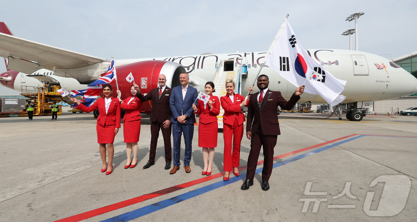 (인천공항=뉴스1) 공항사진기자단 = 14일 오전 인천국제공항 제2여객터미널주기장에 도착한 영국 버진애틀랜틱의 런던 히드로발 항공기 앞에서 코닐 코스터 버진애틀랜틱 최고경영자(왼쪽 …