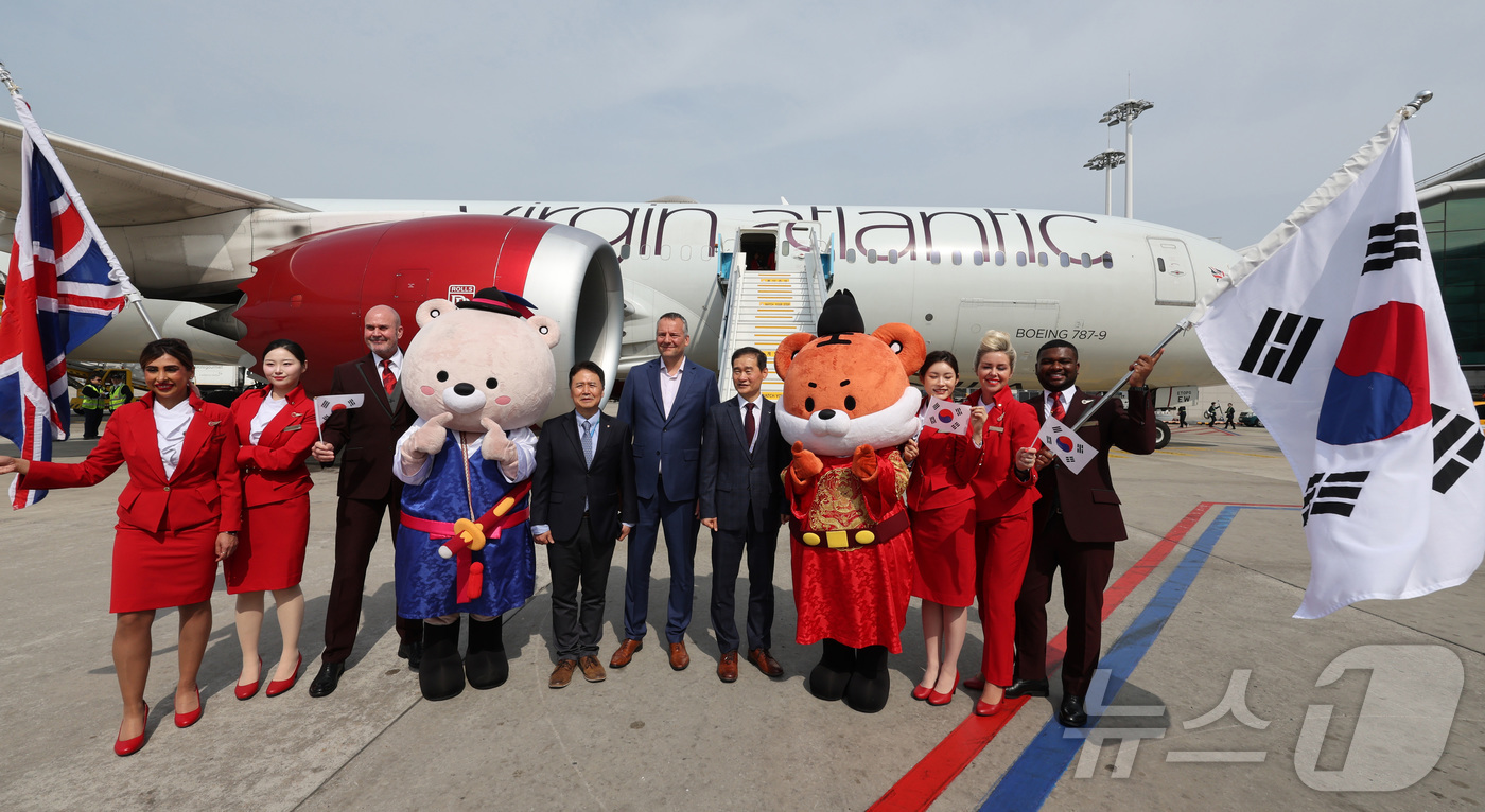 (인천공항=뉴스1) 공항사진기자단 = 14일 오전 인천국제공항 제2여객터미널주기장에 도착한 영국 버진애틀랜틱의 런던 히드로발 항공기 앞에서 양경수 한국관광공사 국제관광본부장(왼쪽 …