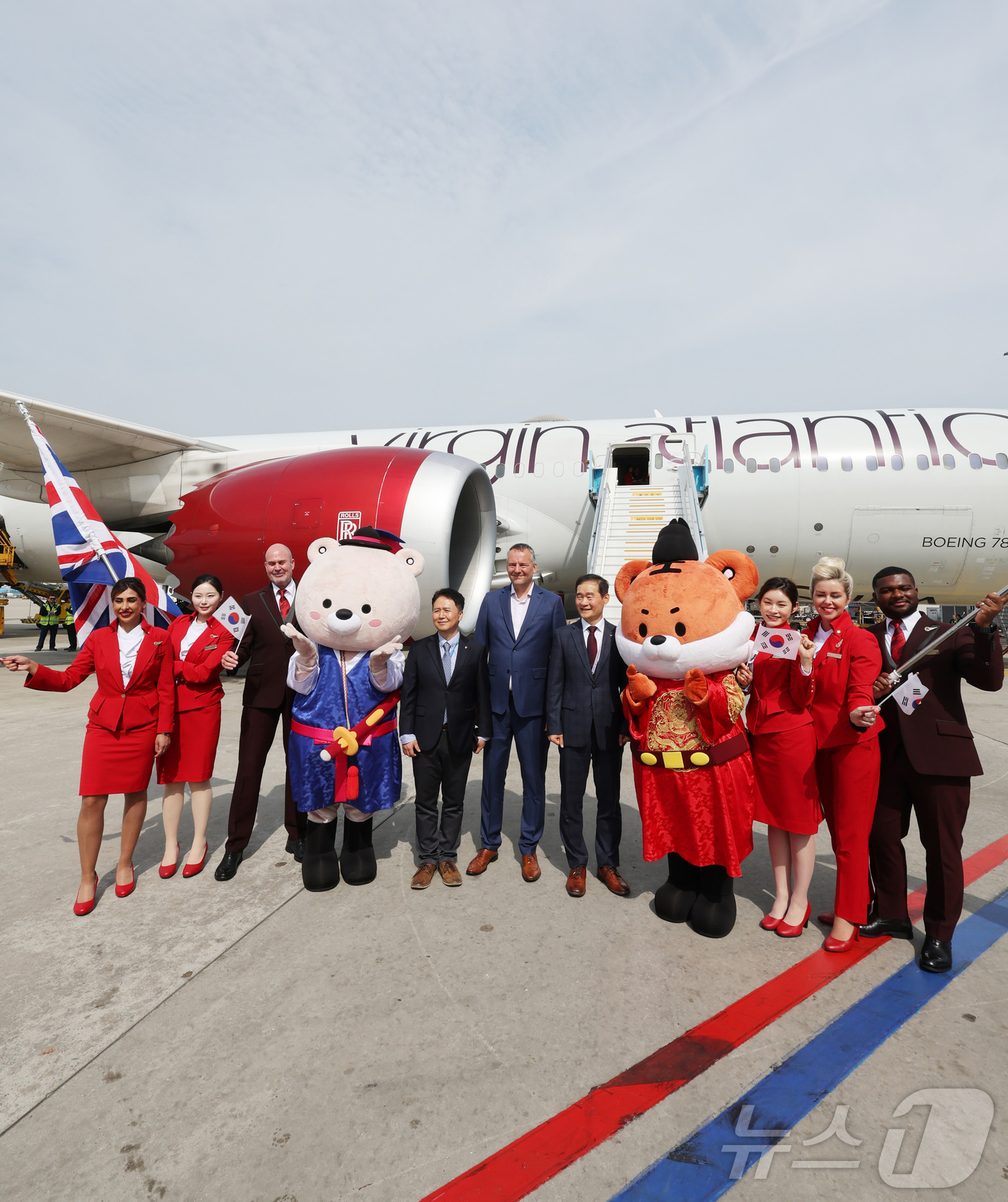 (인천공항=뉴스1) 공항사진기자단 = 14일 오전 인천국제공항 제2여객터미널주기장에 도착한 영국 버진애틀랜틱의 런던 히드로발 항공기 앞에서 양경수 한국관광공사 국제관광본부장(왼쪽 …