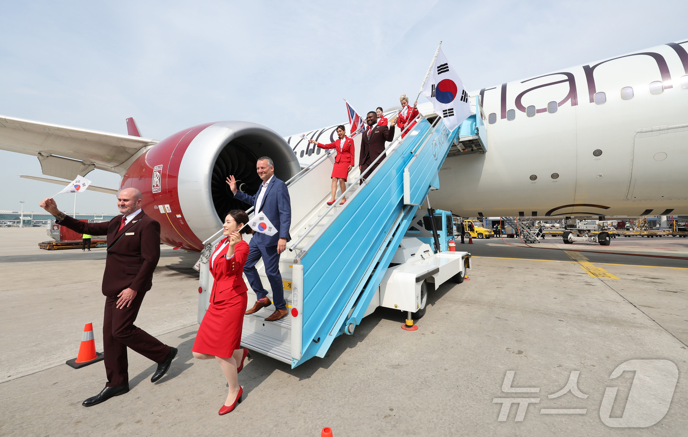 (인천공항=뉴스1) 공항사진기자단 = 14일 오전 인천국제공항 제2여객터미널주기장에 도착한 영국 버진애틀랜틱의 런던 히드로발 항공기에서 코닐 코스터 버진애틀랜틱 최고경영자와 쉐인 …