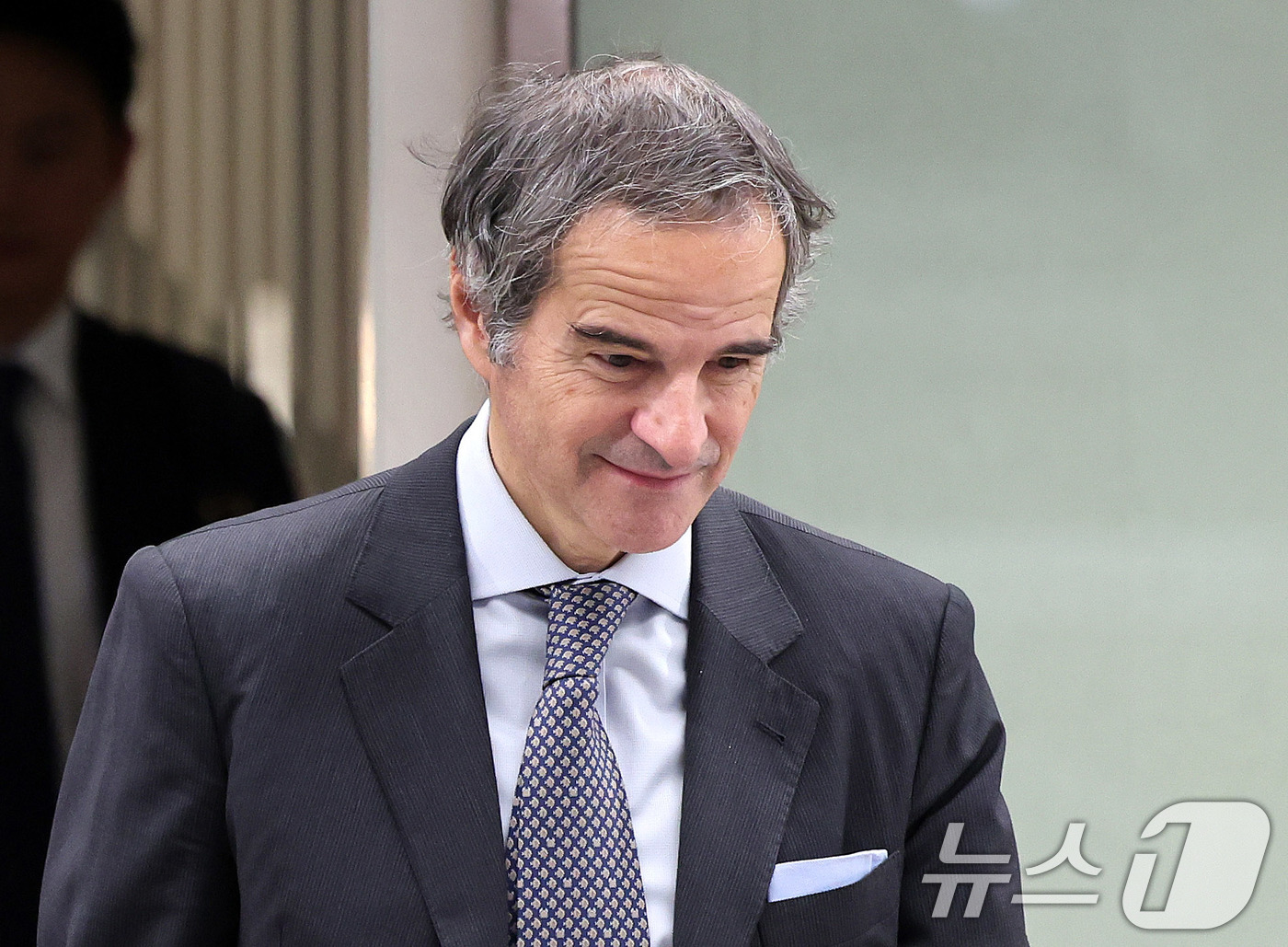 (인천공항=뉴스1) 박지혜 기자 = 라파엘 그로시 국제원자력기구(IAEA) 사무총장이 14일 인천국제공항을 통해 입국하고 있다.그로시 사무총장은 조현 외교부 장관의 초청을 받아 1 …