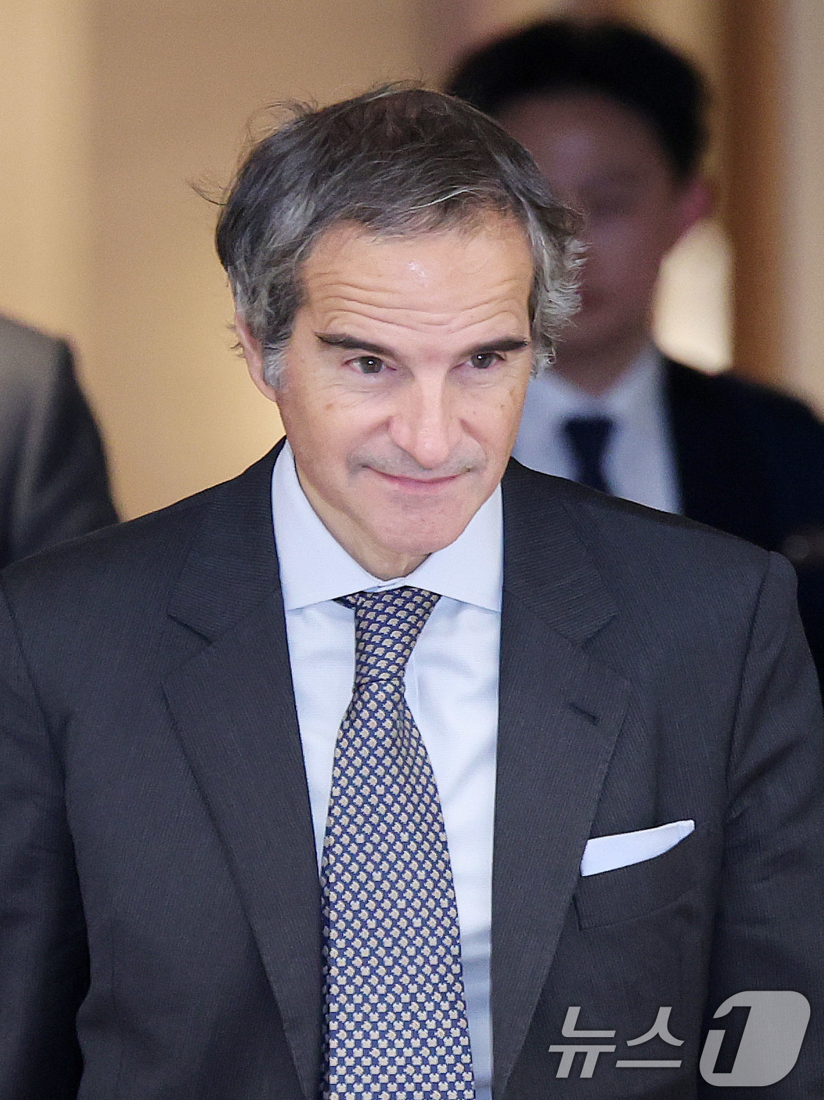 (인천공항=뉴스1) 박지혜 기자 = 라파엘 그로시 국제원자력기구(IAEA) 사무총장이 14일 인천국제공항을 통해 입국하고 있다.그로시 사무총장은 조현 외교부 장관의 초청을 받아 1 …