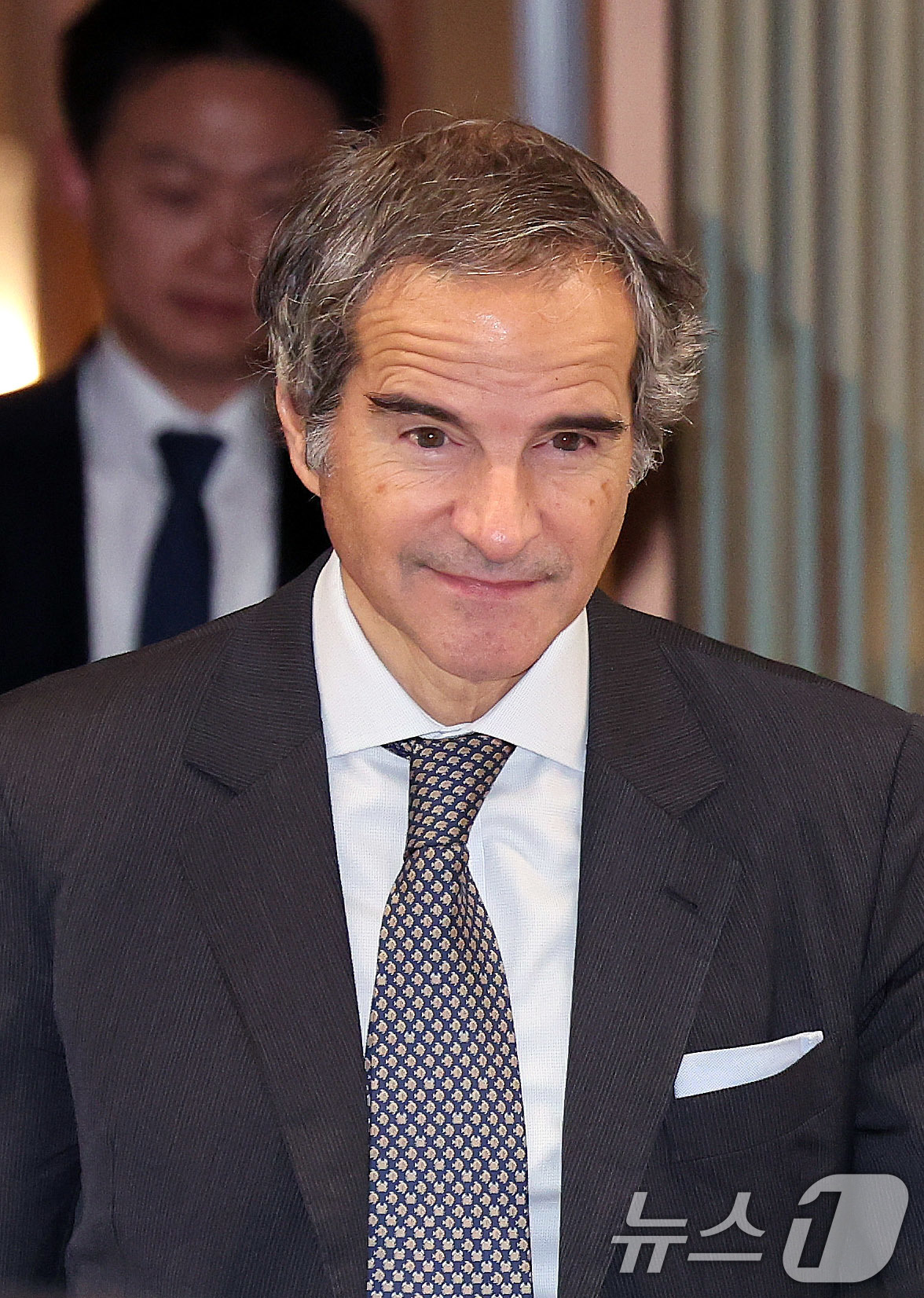 (인천공항=뉴스1) 박지혜 기자 = 라파엘 그로시 국제원자력기구(IAEA) 사무총장이 14일 인천국제공항을 통해 입국하고 있다.그로시 사무총장은 조현 외교부 장관의 초청을 받아 1 …