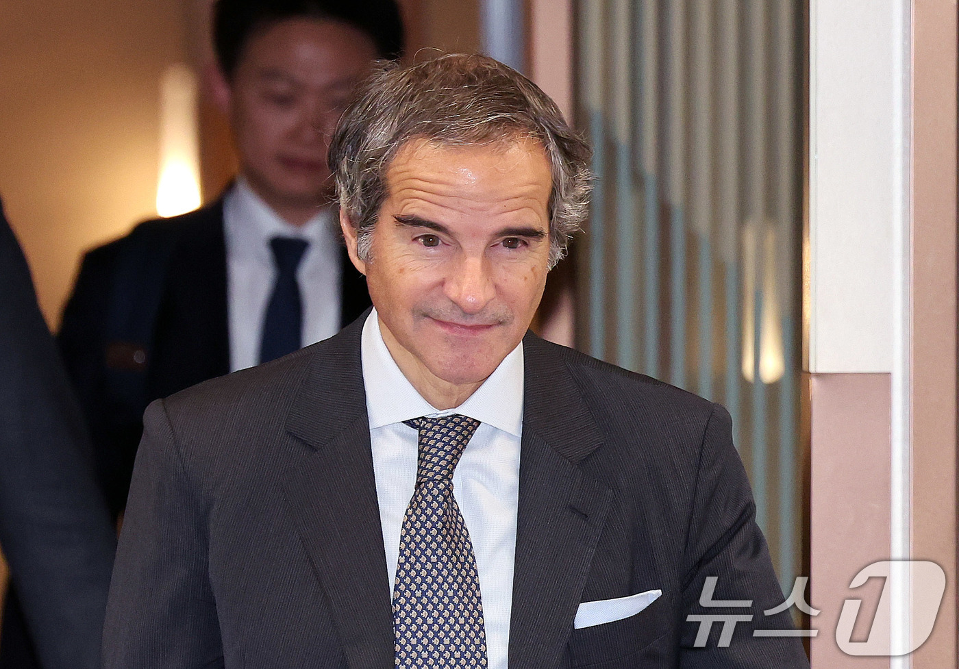 (인천공항=뉴스1) 박지혜 기자 = 라파엘 그로시 국제원자력기구(IAEA) 사무총장이 14일 인천국제공항을 통해 입국하고 있다.그로시 사무총장은 조현 장관의 초청을 받아 1박 2일 …