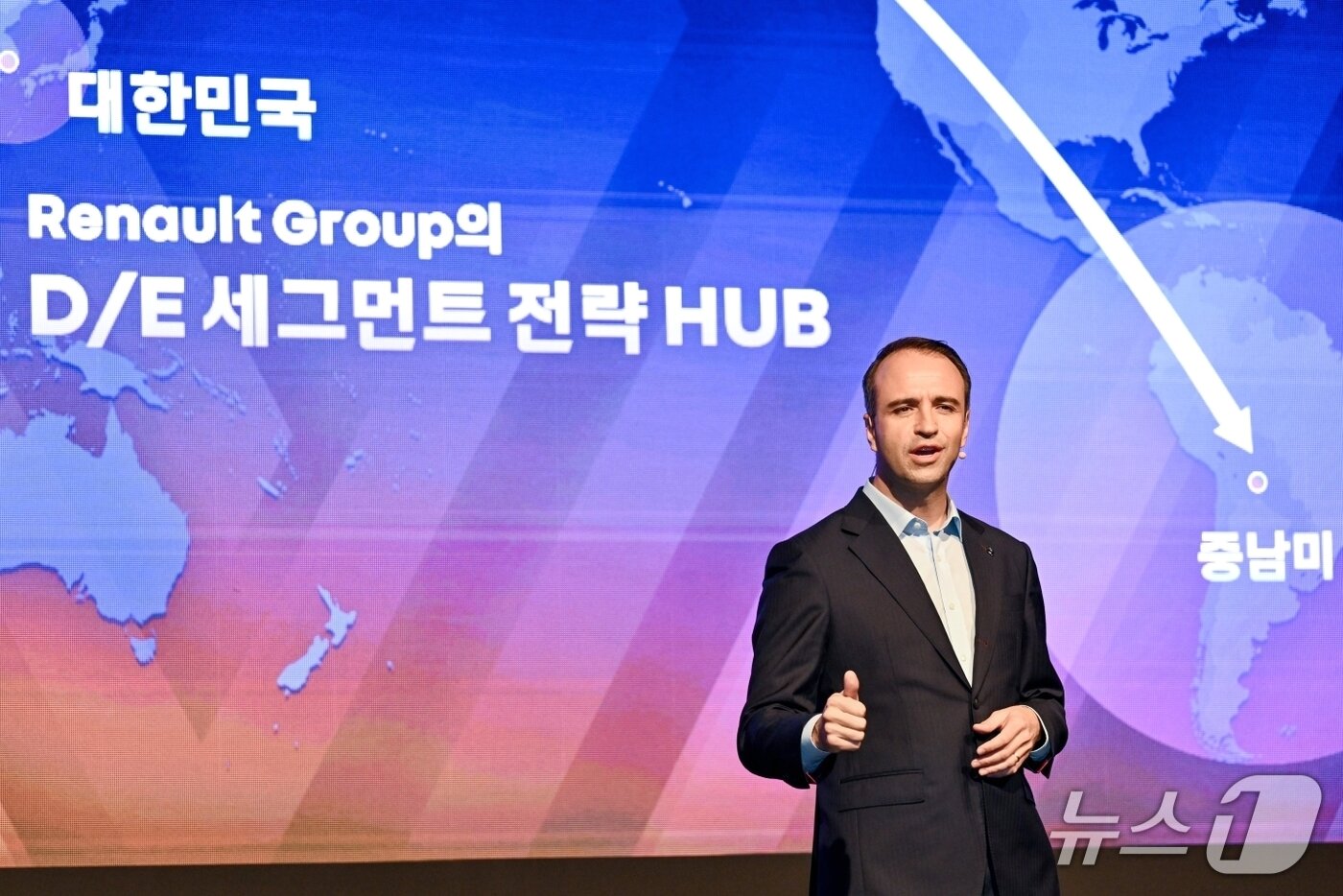 본문 이미지 - 니콜라 파리 르노코리아 대표이사 사장이 14일 오전 서울 용산구 그랜드 하얏트 호텔에서 열린 기자 간담회에서 신차 개발 계획에 대해 발표하고 있다(르노코리아 제공). 2026.4.14.