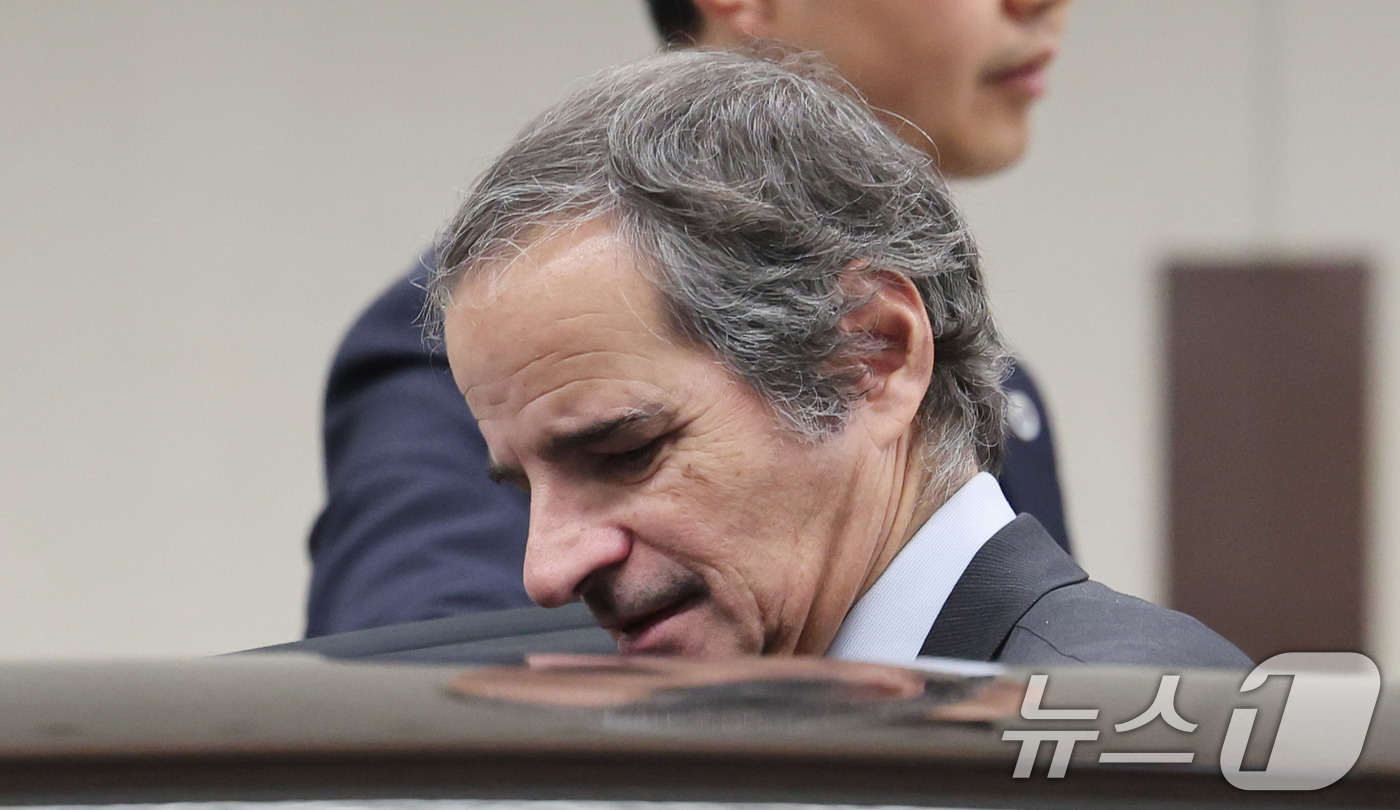 (인천공항=뉴스1) 박지혜 기자 = 라파엘 그로시 국제원자력기구(IAEA) 사무총장이 14일 인천국제공항을 통해 입국하고 있다.그로시 사무총장은 조현 외교부 장관의 초청을 받아 1 …