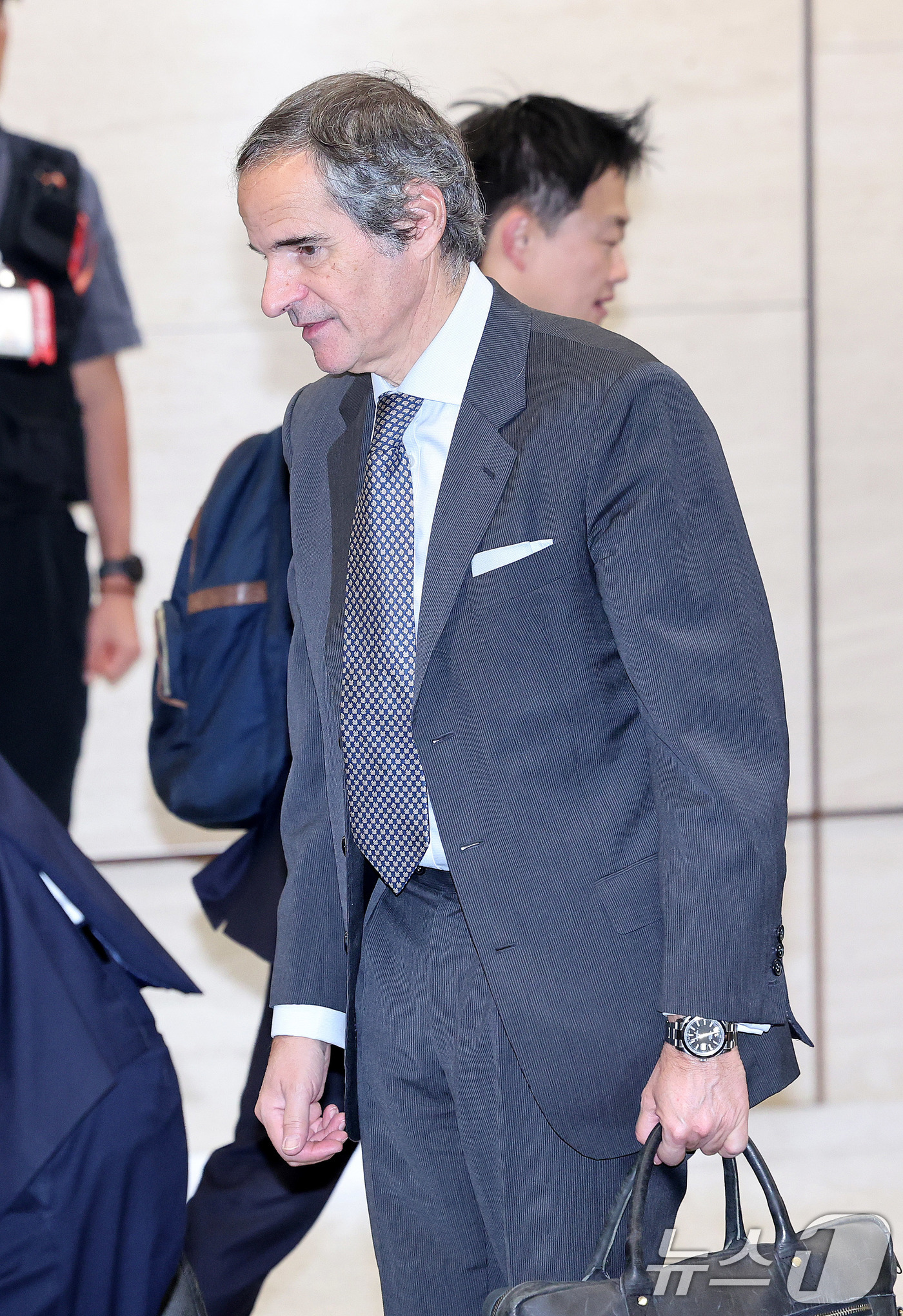 (인천공항=뉴스1) 박지혜 기자 = 라파엘 그로시 국제원자력기구(IAEA) 사무총장이 14일 인천국제공항을 통해 입국하고 있다.그로시 사무총장은 조현 외교부 장관의 초청을 받아 1 …