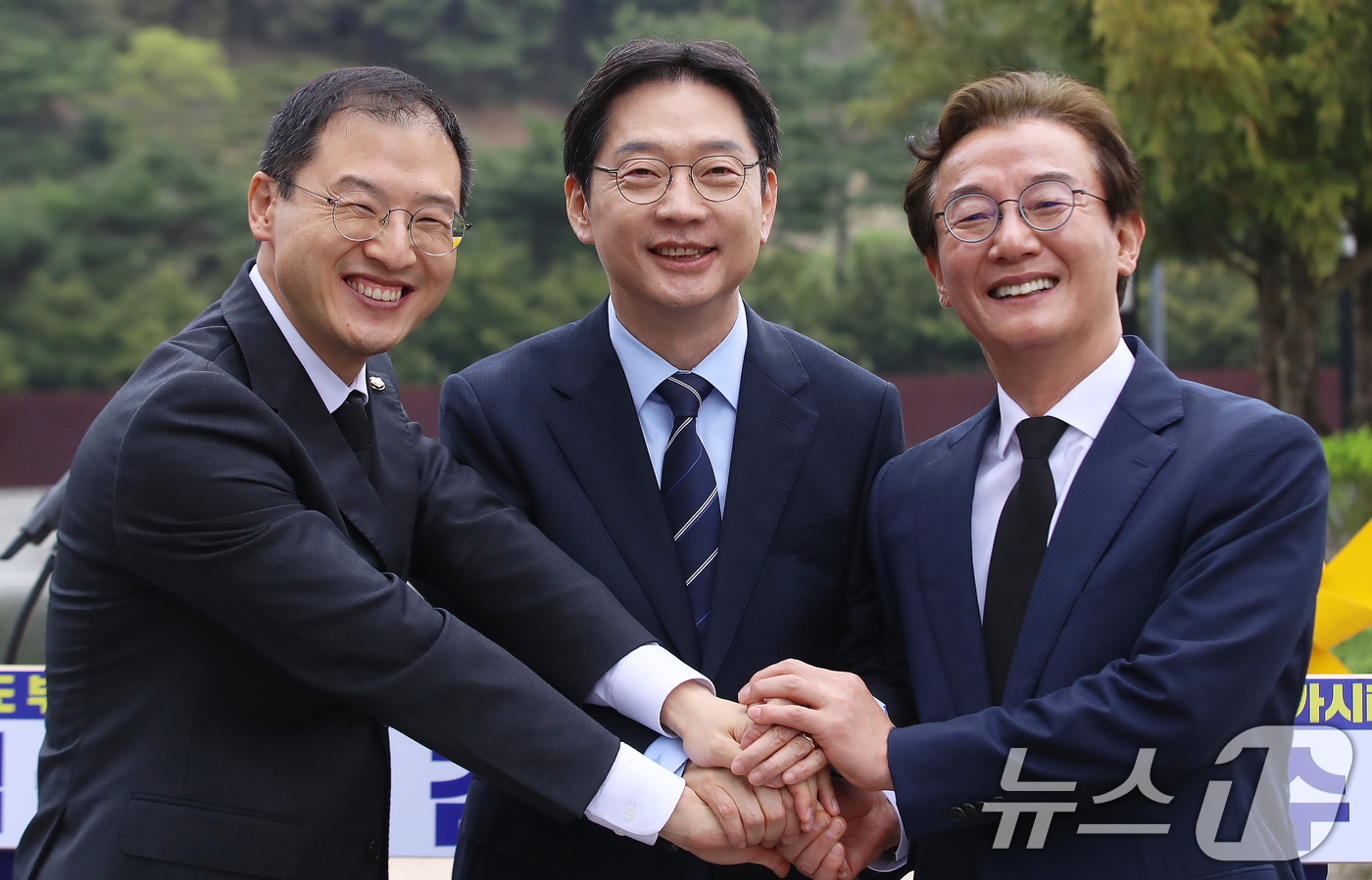 (김해=뉴스1) 윤일지 기자 = 더불어민주당 김경수 경남도지사 후보, 전재수 부산시장 후보, 김상욱 울산시장 후보가 14일 경남 김해 진영읍 봉하마을에서 해양수도 부울경 메가시티 …