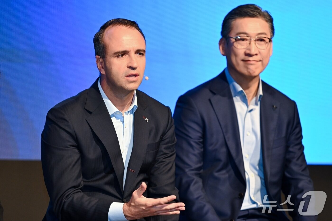 본문 이미지 - 니콜라 파리 르노코리아 대표이사 사장(왼쪽)과 최성규 르노코리아 연구개발 고문이 14일 오전 서울 용산구 그랜드 하얏트 호텔에서 열린 기자 간담회에서 신차 개발 계획에 대한 취재진의 질문에 답변하고 있다(르노코리아 제공). 2026.4.14.
