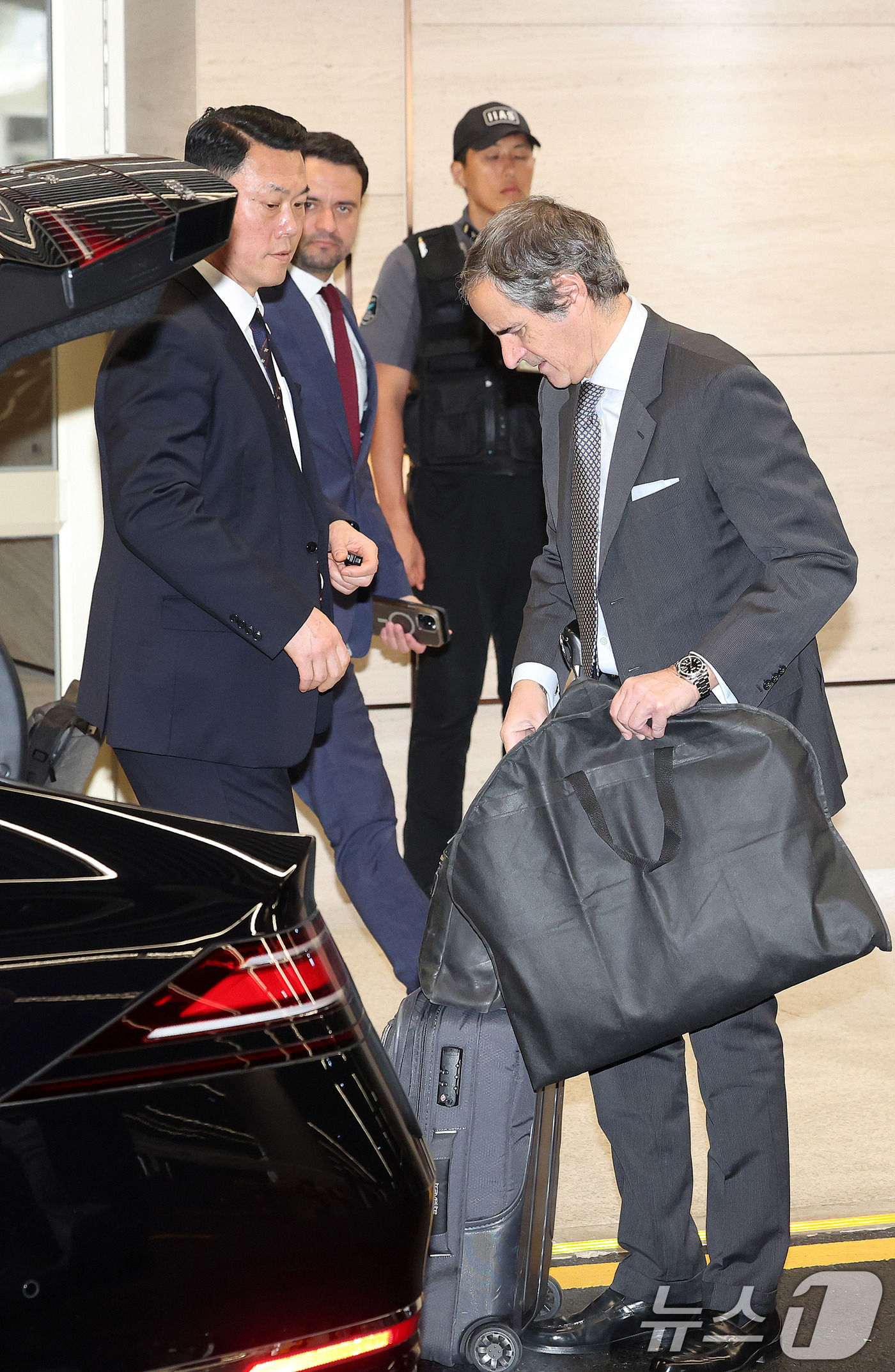 (인천공항=뉴스1) 박지혜 기자 = 라파엘 그로시 국제원자력기구(IAEA) 사무총장이 14일 인천국제공항을 통해 입국한 뒤 직접 차량 트렁크에 짐을 싣고 있다.그로시 사무총장은 조 …