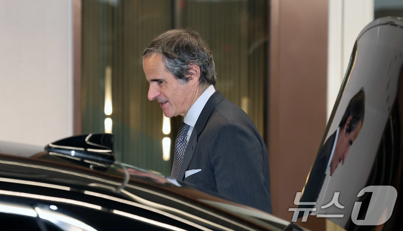 (인천공항=뉴스1) 박지혜 기자 = 라파엘 그로시 국제원자력기구(IAEA) 사무총장이 14일 인천국제공항을 통해 입국하고 있다.그로시 사무총장은 조현 외교부 장관의 초청을 받아 1 …