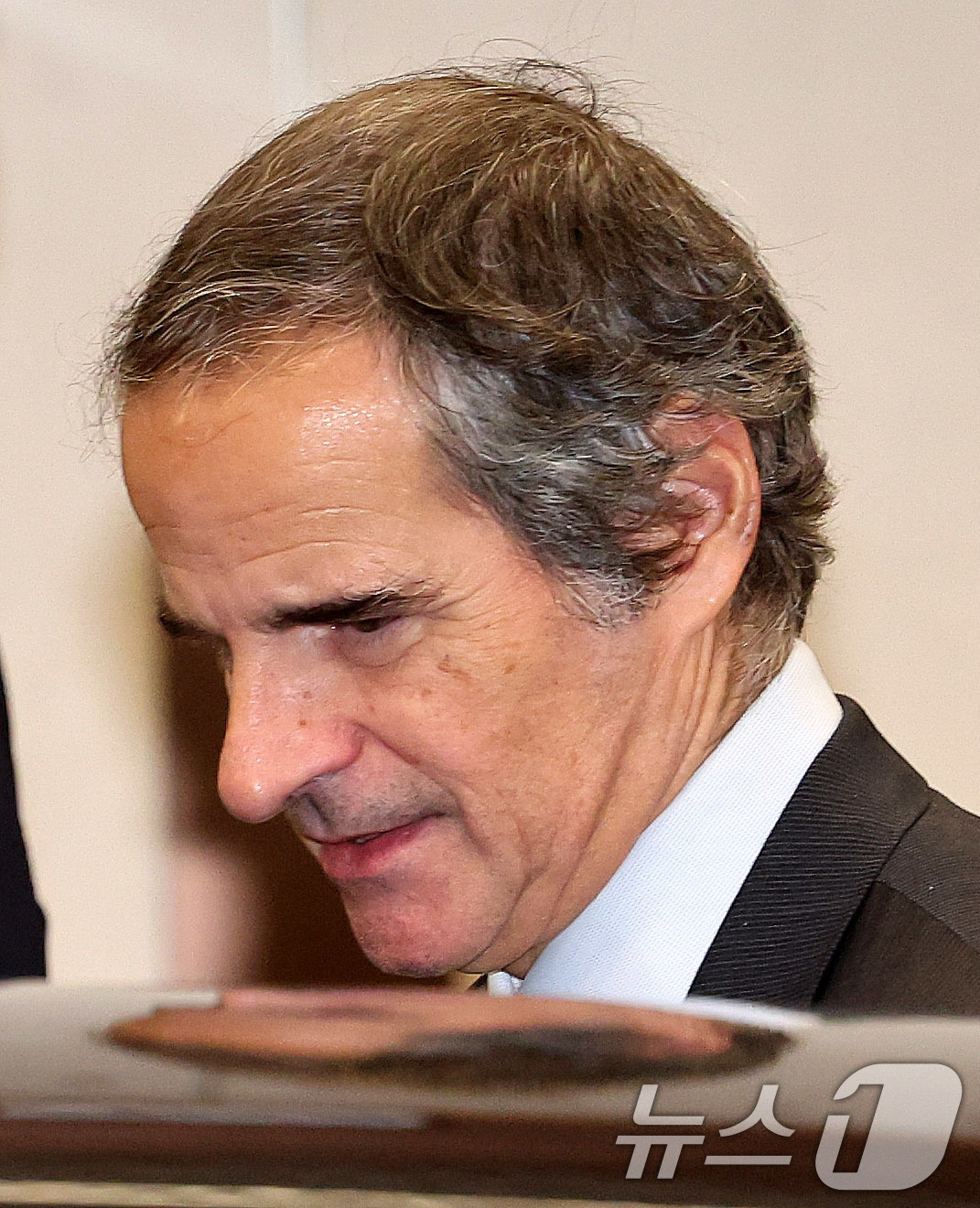 (인천공항=뉴스1) 박지혜 기자 = 라파엘 그로시 국제원자력기구(IAEA) 사무총장이 14일 인천국제공항을 통해 입국하고 있다.그로시 사무총장은 조현 외교부 장관의 초청을 받아 1 …