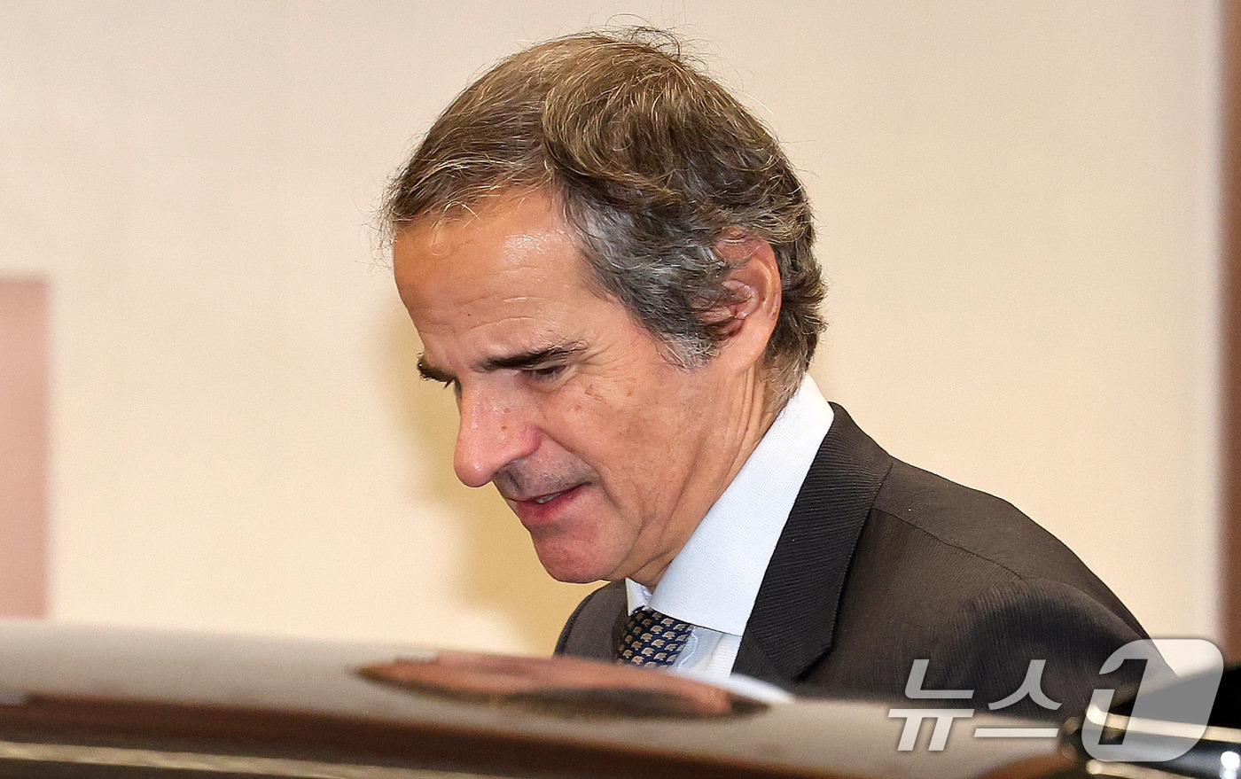 (인천공항=뉴스1) 박지혜 기자 = 라파엘 그로시 국제원자력기구(IAEA) 사무총장이 14일 인천국제공항을 통해 입국하고 있다.그로시 사무총장은 조현 외교부 장관의 초청을 받아 1 …