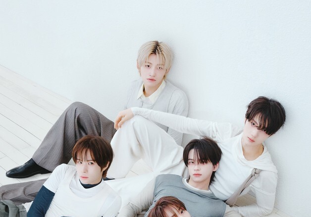 투어스, 순수한 소년미 넘어 깊어진 시선…신보 오피셜 포토