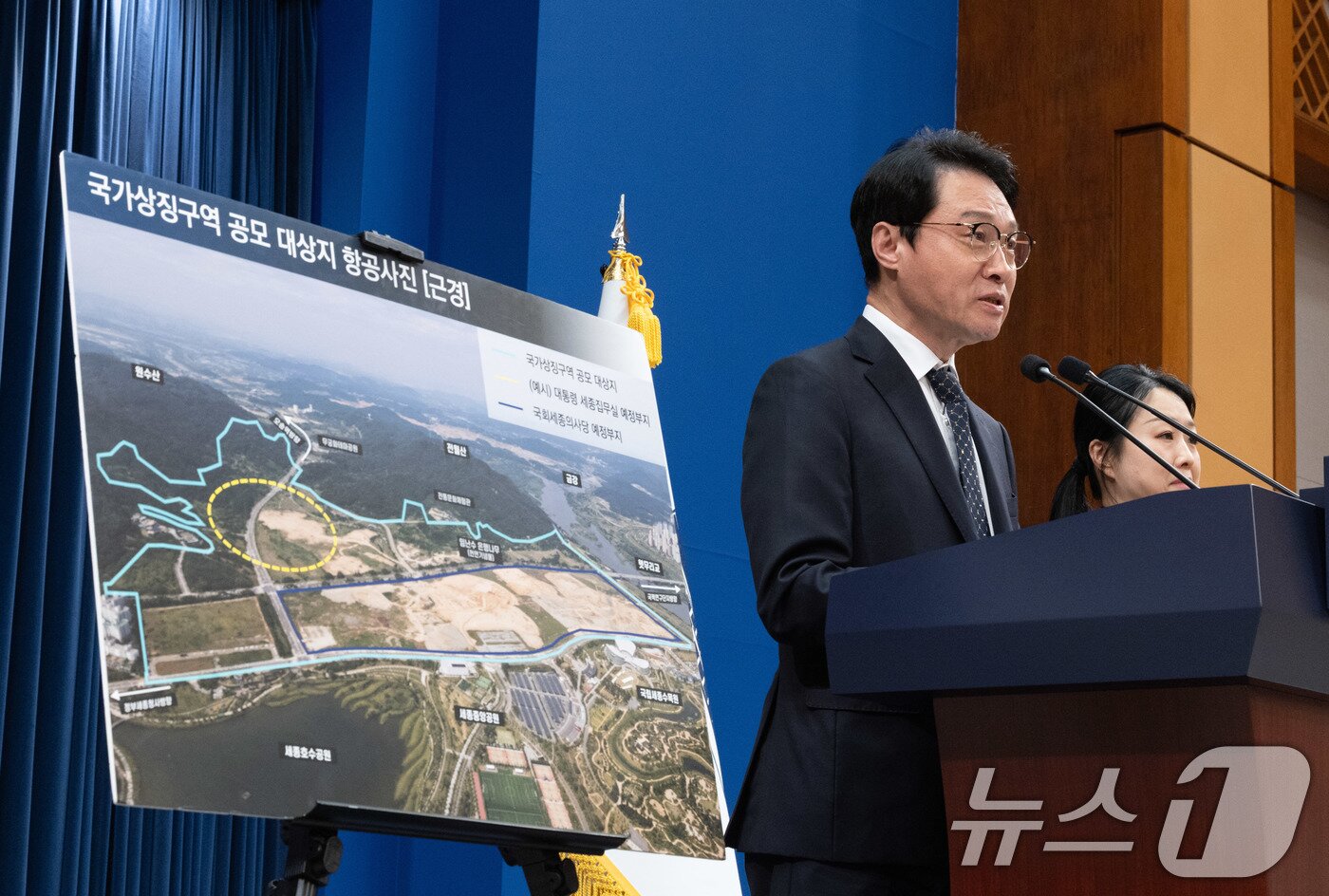 본문 이미지 - 이규연 홍보소통수석이 14일 청와대 춘추관에서 세종 집무실 관련 브리핑을 하고 있다. 2026.4.14 ⓒ 뉴스1 이재명 기자