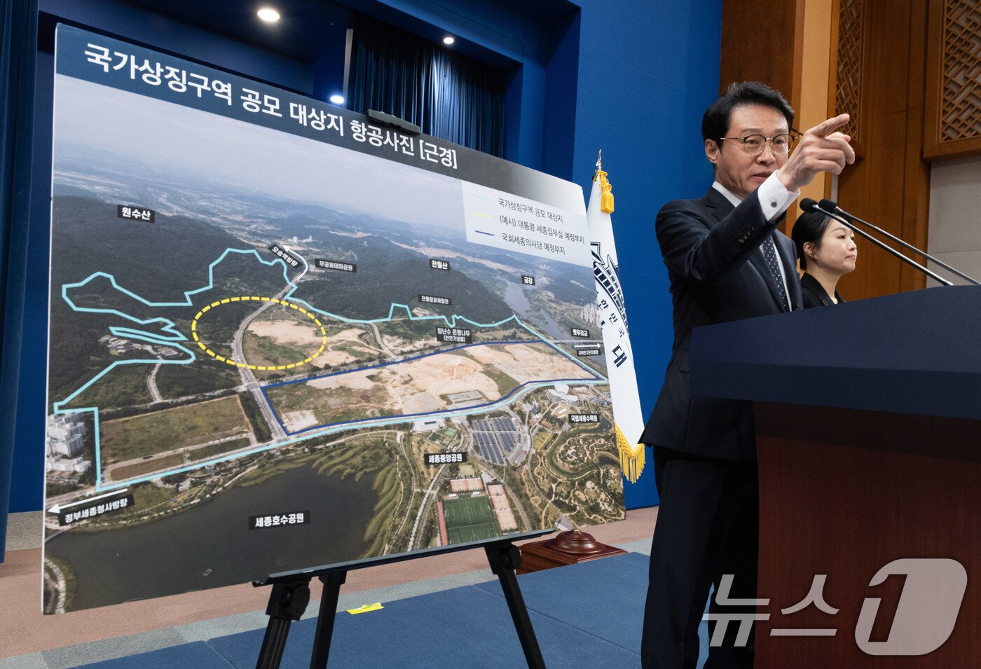 본문 이미지 - 이규연 홍보소통수석이 지난 14일 청와대 춘추관에서 세종 집무실 관련 브리핑을 하고 있다. 2026.4.14 ⓒ 뉴스1 이재명 기자