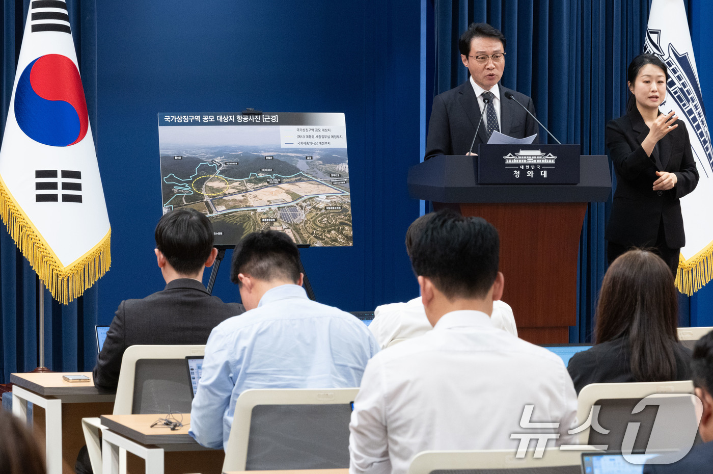 (서울=뉴스1) 이재명 기자 = 이규연 홍보소통수석이 14일 청와대 춘추관에서 세종 집무실 관련 브리핑을 하고 있다. 2026.4.14/뉴스1