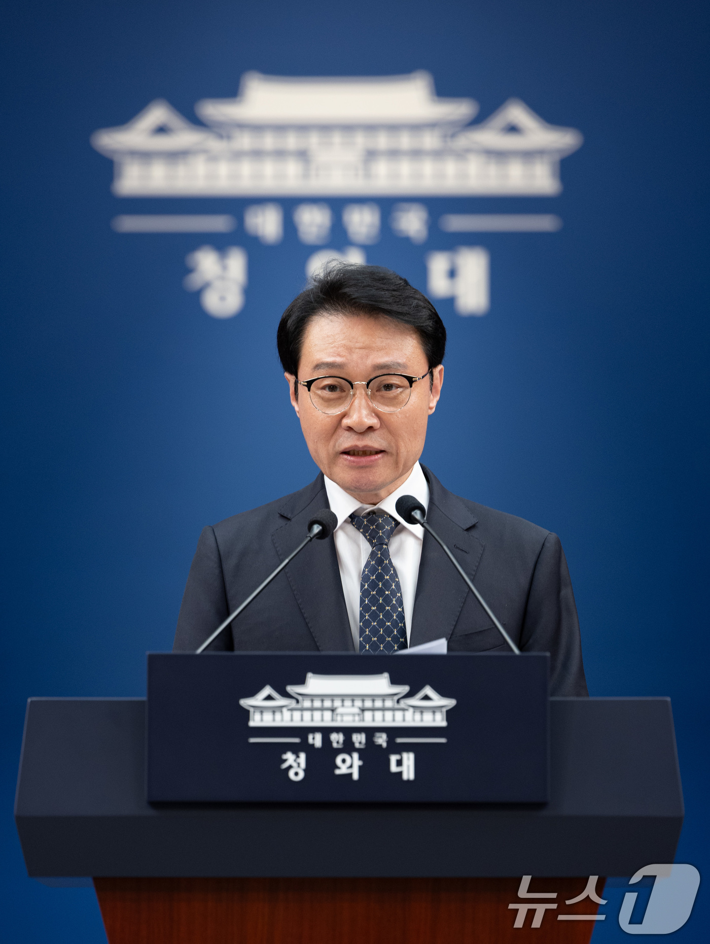 (서울=뉴스1) 이재명 기자 = 이규연 홍보소통수석이 14일 청와대 춘추관에서 세종 집무실 관련 브리핑을 하고 있다. 2026.4.14/뉴스1