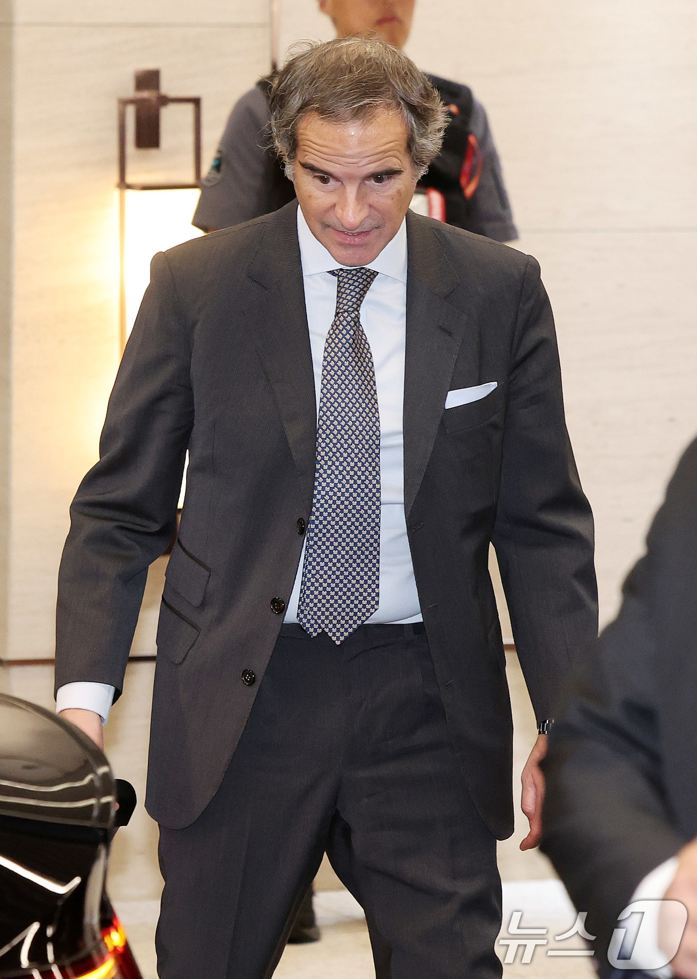 (인천공항=뉴스1) 박지혜 기자 = 라파엘 그로시 국제원자력기구(IAEA) 사무총장이 14일 인천국제공항을 통해 입국하고 있다.그로시 사무총장은 조현 외교부 장관의 초청을 받아 1 …