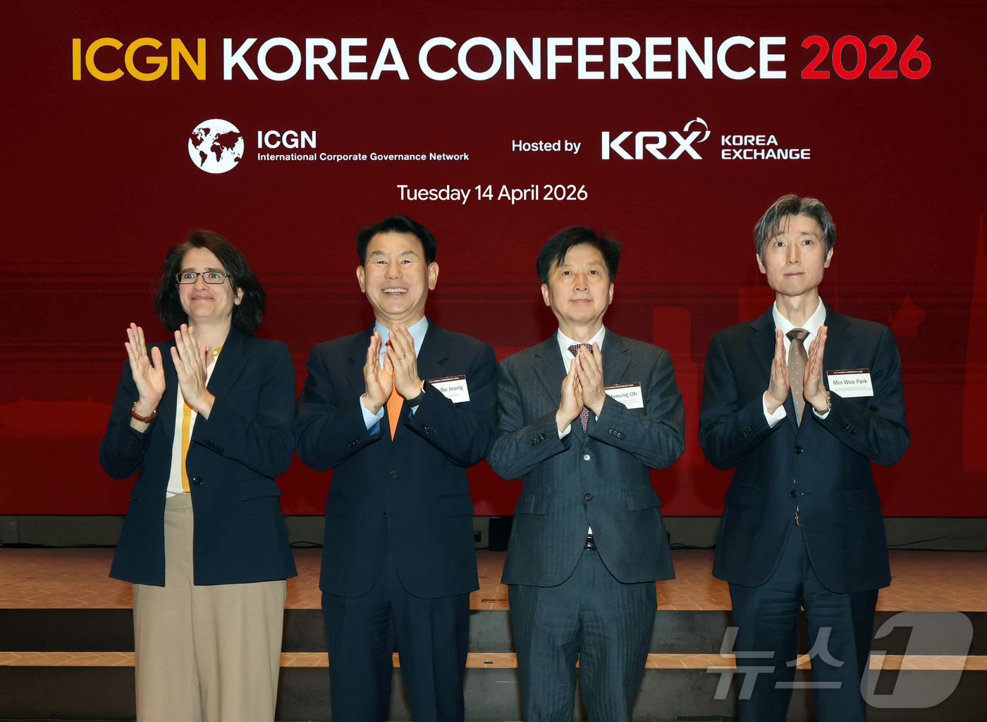 (서울=뉴스1) = 14일 오전 서울사옥 컨퍼런스홀에서 열린 ICGN 코리아 컨퍼런스 2026에서 참석자들이 기념촬영을 하고 있다. 왼쪽부터 젠 시슨 ICGN 대표이사, 정은보 한 …