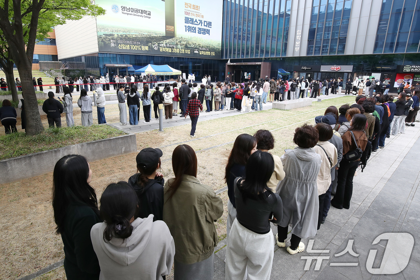 (대구=뉴스1) 공정식 기자 = 14일 대구 남구 영남이공대 천마스퀘어 잔디광장에서 열린 'A+를 부르는 링크(LYNC) 간식데이' 행사에 재학생이 줄지어 간식을 기다리고 있다.이 …