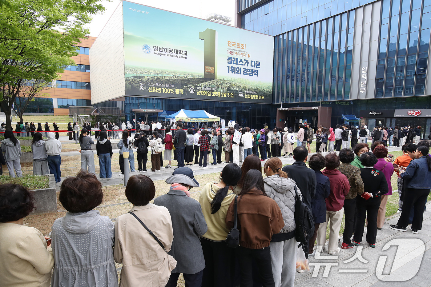 (대구=뉴스1) 공정식 기자 = 14일 대구 남구 영남이공대 천마스퀘어 잔디광장에서 열린 'A+를 부르는 링크(LYNC) 간식데이' 행사에 재학생이 줄지어 간식을 기다리고 있다.이 …
