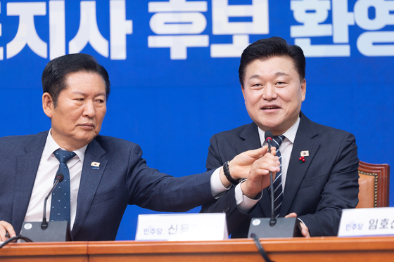 인사말하는 신용한 후보 마이크 잡아주는 정청래 대표