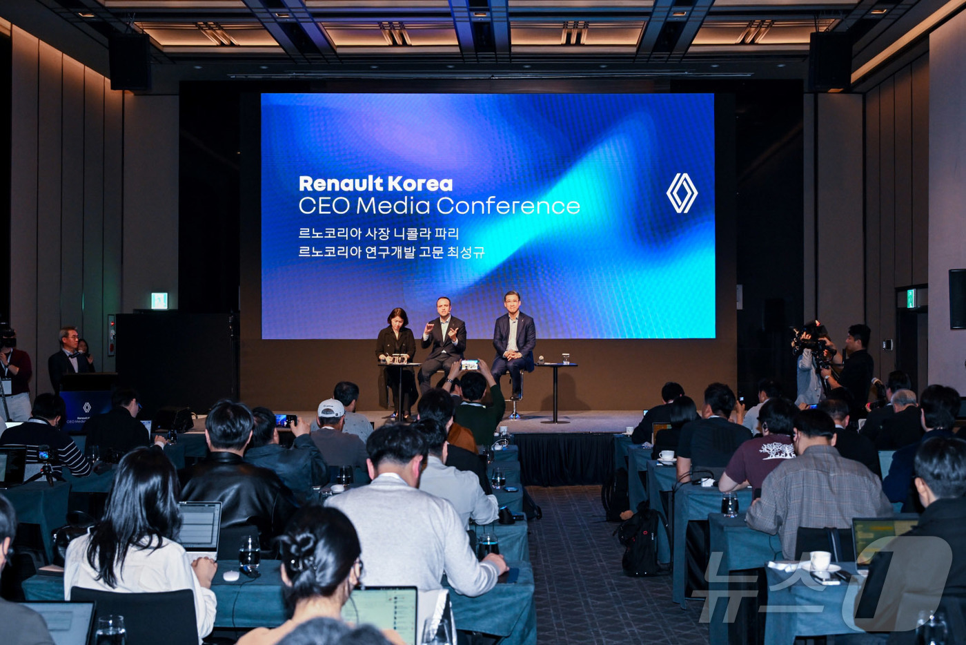 (서울=뉴스1) = 니콜라 파리 르노코리아 사장이 14일 오전 서울 용산구 그랜드 하얏트 호텔에서 열린 르노코리아 기자간담회에서 발언을 하고 있다. (르노코리아 제공. 재판매 및 …