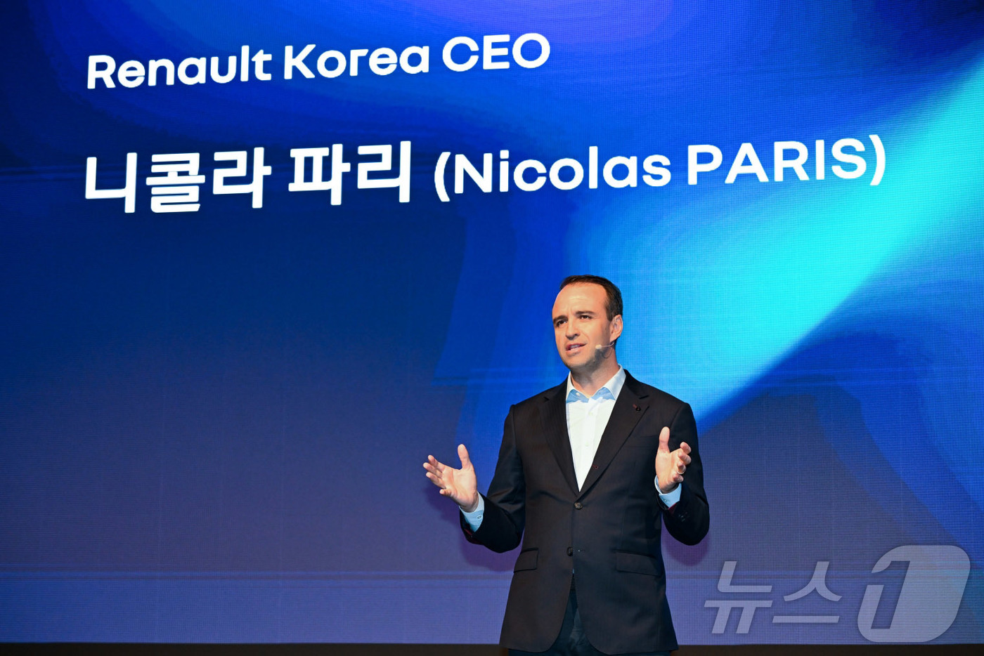 (서울=뉴스1) = 니콜라 파리 르노코리아 사장이 14일 오전 서울 용산구 그랜드 하얏트 호텔에서 열린 르노코리아 기자간담회에서 발표를 하고 있다.(르노코리아 제공. 재판매 및 D …