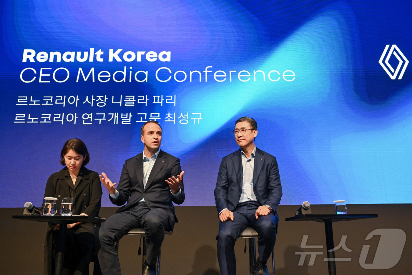 (서울=뉴스1) = 니콜라 파리 르노코리아 사장과 최성규 르노코리아 연구개발 고문이 14일 오전 서울 용산구 그랜드 하얏트 호텔에서 열린 르노코리아 기자간담회에 참석하고 있다. ( …