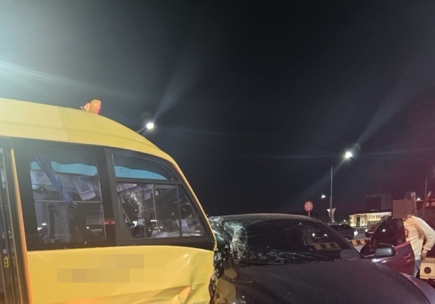 대전 도룡동서 신호위반 승용차와 미니버스 충돌…7명 이송