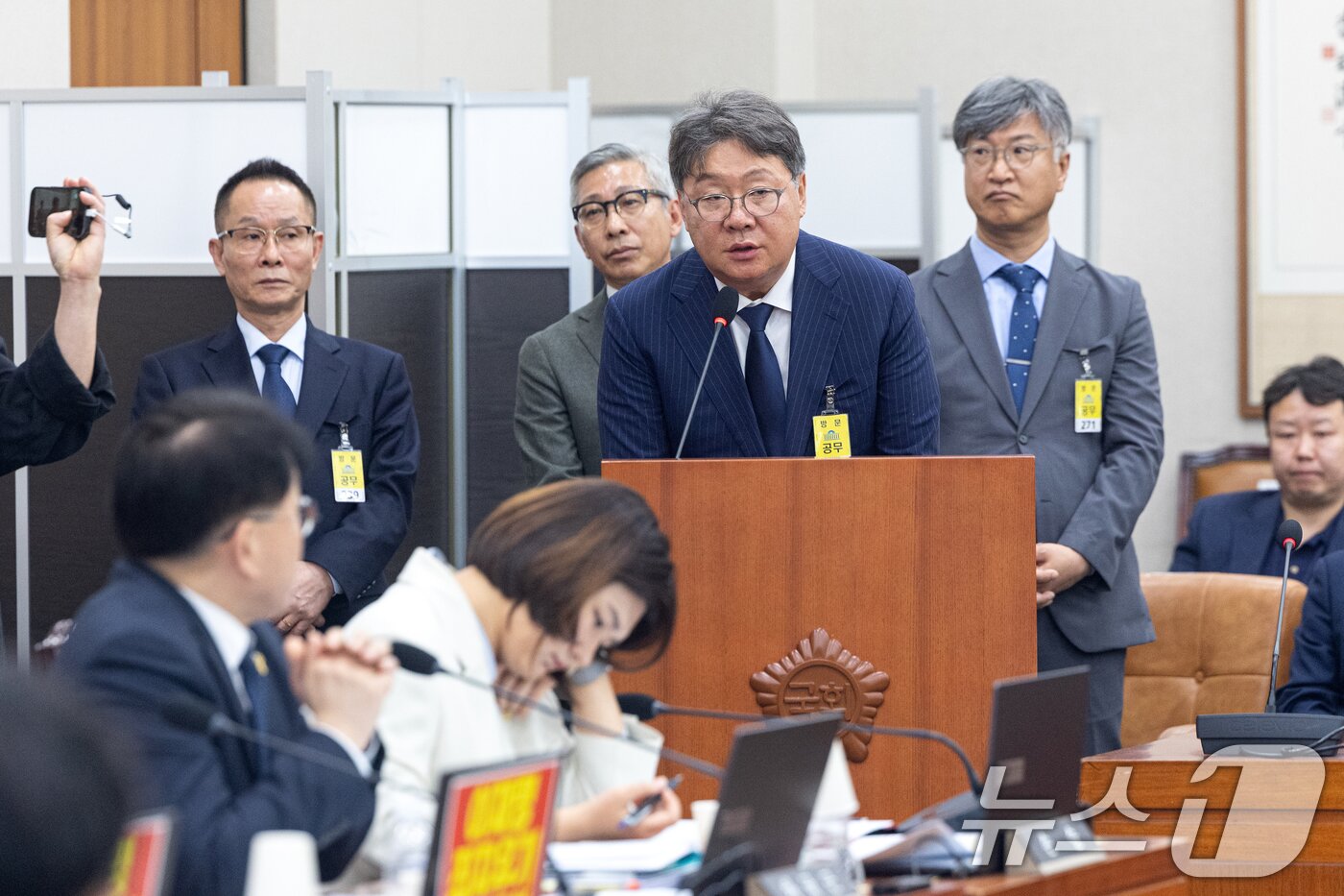 본문 이미지 - 14일 서울 여의도 국회에서 열린 제434회국회(임시회) 윤석열 정권 정치검찰 조작기소 의혹 사건 진상규명 국정조사특별위원회 쌍방울 대북송금 조작기소 의혹 사건 청문회에서 증인으로 출석한 방용철 전 쌍방울 부회장이 의원 질의에 답변을 거부하고 있다. 2026.4.14 ⓒ 뉴스1 이승배 기자