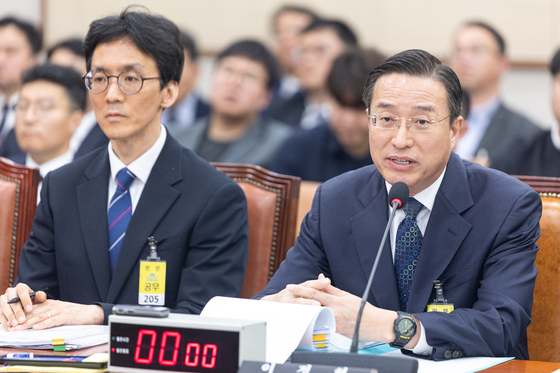 답변하는 이정현 수원고검 검사장