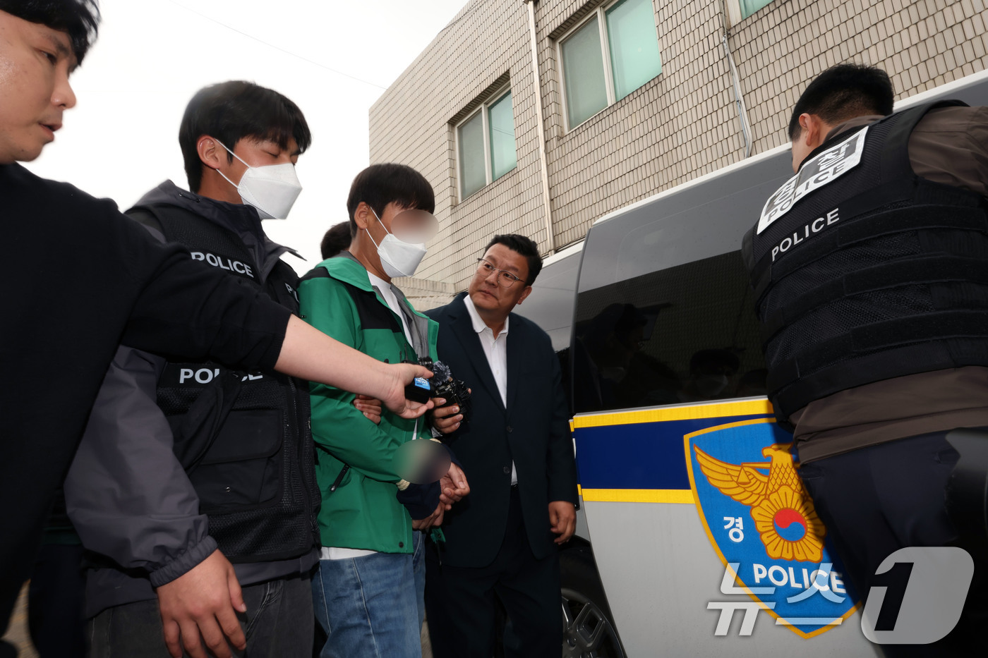 (완도=뉴스1) 박지현 기자 = 14일 오후 광주지법 해남지원에서 소방관 2명이 순직한 완도 냉동창고에 불을 낸 혐의(실화)를 받는 중국 국적의 근로자 A 씨(30대)가 영장실질심 …