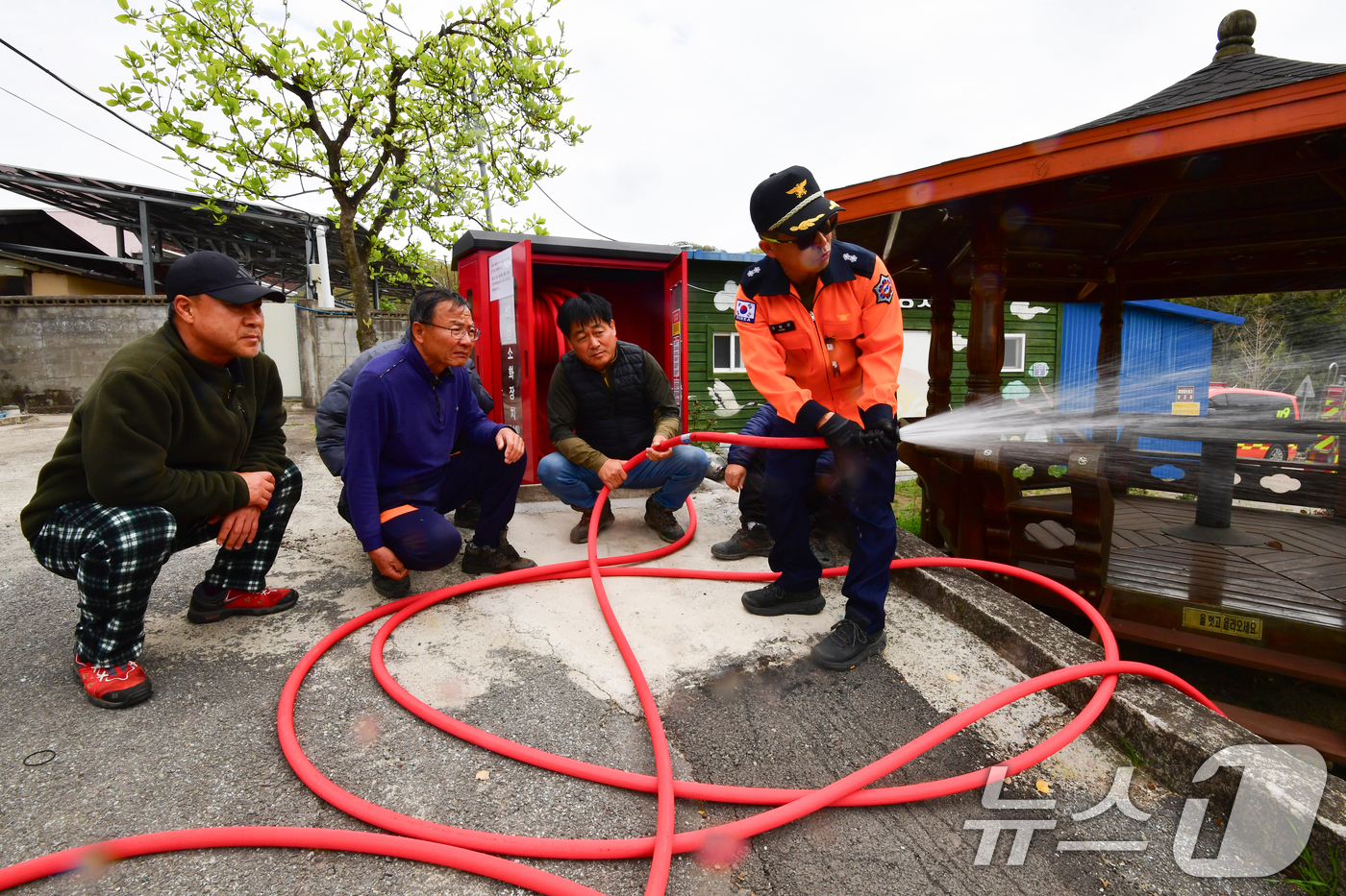 (포항=뉴스1) 최창호 기자 = 14일 오후 경북 포항시 북구 신광면 우각1리 마을 주민들이 마을회관 앞에 설치된 소화릴 비상소화장치를 이용한 화재 진화 훈련을 하고 있다.이날 훈 …