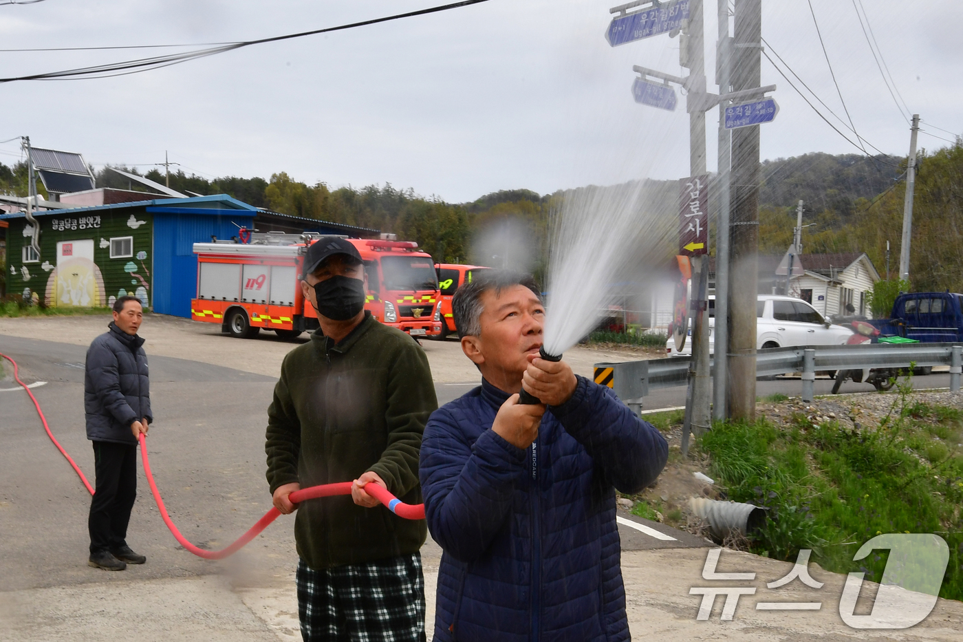 (포항=뉴스1) 최창호 기자 = 14일 오후 경북 포항시 북구 신광면 우각1리 마을 주민들이 마을회관 앞에 설치된 소화릴 비상소화장치를 이용한 화재 진화 훈련을 하고 있다.이날 훈 …