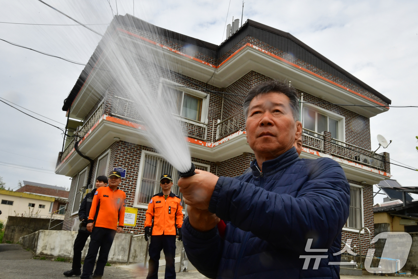 (포항=뉴스1) 최창호 기자 = 14일 오후 경북 포항시 북구 신광면 우각1리 마을 주민들이 마을회관 앞에 설치된 소화릴 비상소화장치를 이용한 화재 진화 훈련을 하고 있다.이날 훈 …