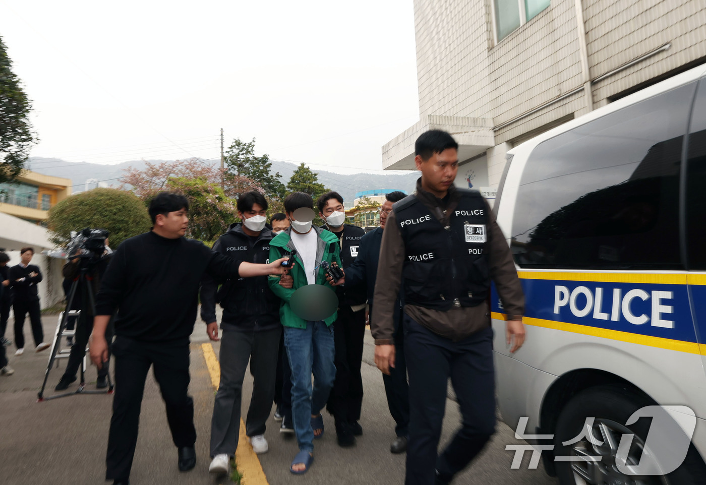 (완도=뉴스1) 박지현 기자 = 14일 오후 광주지법 해남지원에서 소방관 2명이 순직한 완도 냉동창고에 불을 낸 혐의(실화)를 받는 중국 국적의 근로자 A 씨(30대)가 영장실질심 …