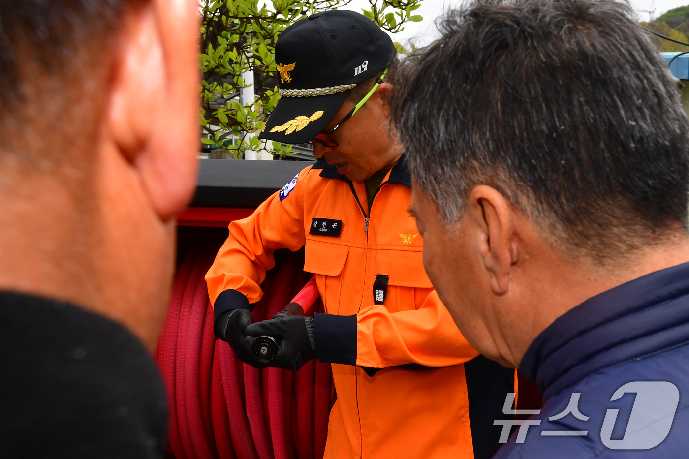 (포항=뉴스1) 최창호 기자 = 14일 오후 경북 포항시 북구 신광면 우각1리 마을 주민들이 마을회관 앞에 설치된 소화릴 비상소화장치를 이용한 화재 진화 훈련에 앞서 119대원으로 …