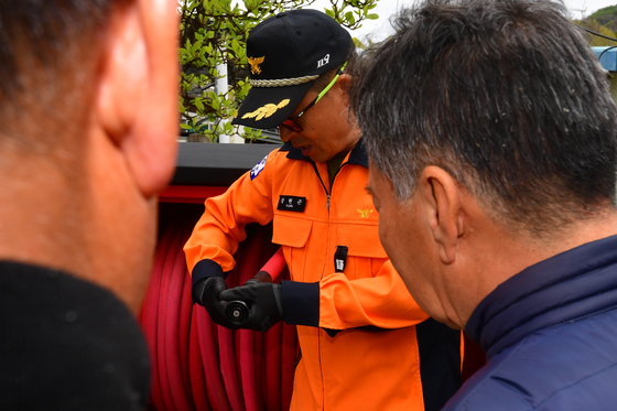 호스릴 비상소화장치 관창 사용법 배우는 주민들