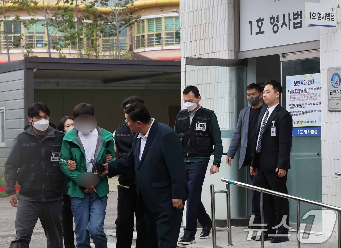 (완도=뉴스1) 박지현 기자 = 14일 오후 광주지법 해남지원에서 소방관 2명이 순직한 완도 냉동창고에 불을 낸 혐의(실화)를 받는 중국 국적의 근로자 A 씨(30대)가 영장실질심 …