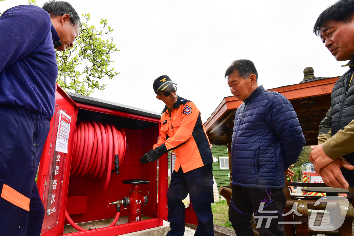 (포항=뉴스1) 최창호 기자 = 14일 오후 경북 포항시 북구 신광면 우각1리 마을 주민들이 마을회관 앞에 설치된 소화릴 비상소화장치를 이용한 화재 진화 훈련에 앞서 119대원으로 …