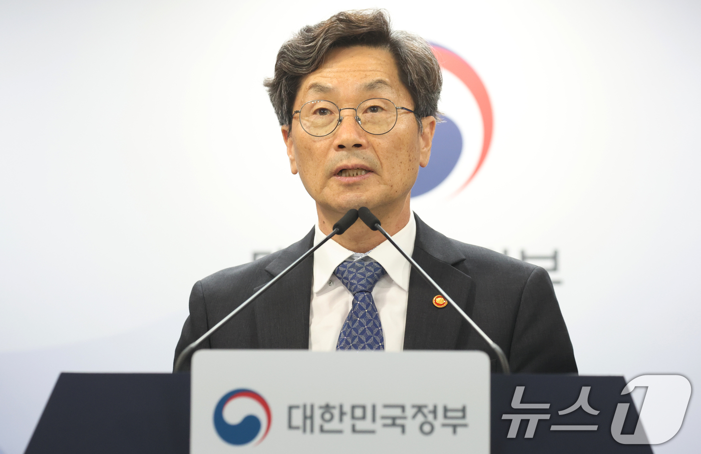 (서울=뉴스1) 김명섭 기자 = 정일연 국민권익위원회 위원장이 14일 오후 서울 종로구 세종대로 정부서울청사에서 중동발 유가 불안등 민생위기 극복을 위한 대응계획 발표를 하고 있다 …