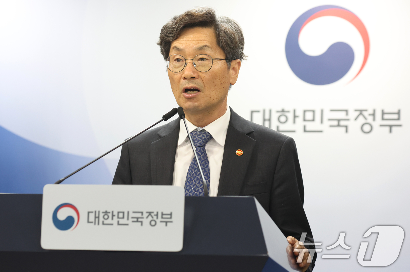 (서울=뉴스1) 김명섭 기자 = 정일연 국민권익위원회 위원장이 14일 오후 서울 종로구 세종대로 정부서울청사에서 중동발 유가 불안등 민생위기 극복을 위한 대응계획 발표를 하고 있다 …