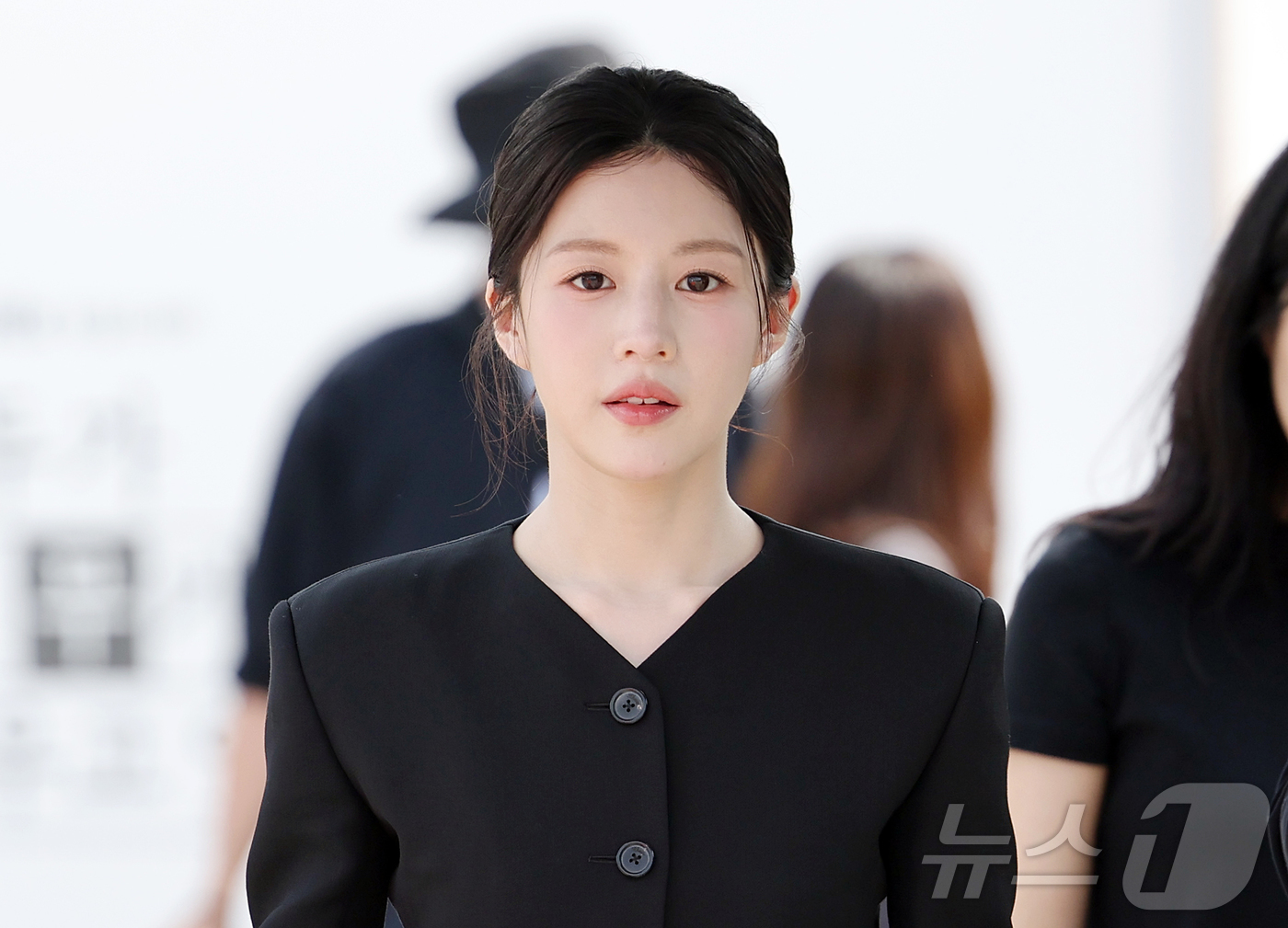 (서울=뉴스1) 김진환 기자 = 배우 고윤정이 14일 서울 종로구 광화문광장에서 오는 18일 방송되는 JTBC 새 토일드라마 ‘모두가 자신의 무가치함과 싸우고 있다' 팝업스토어를 …