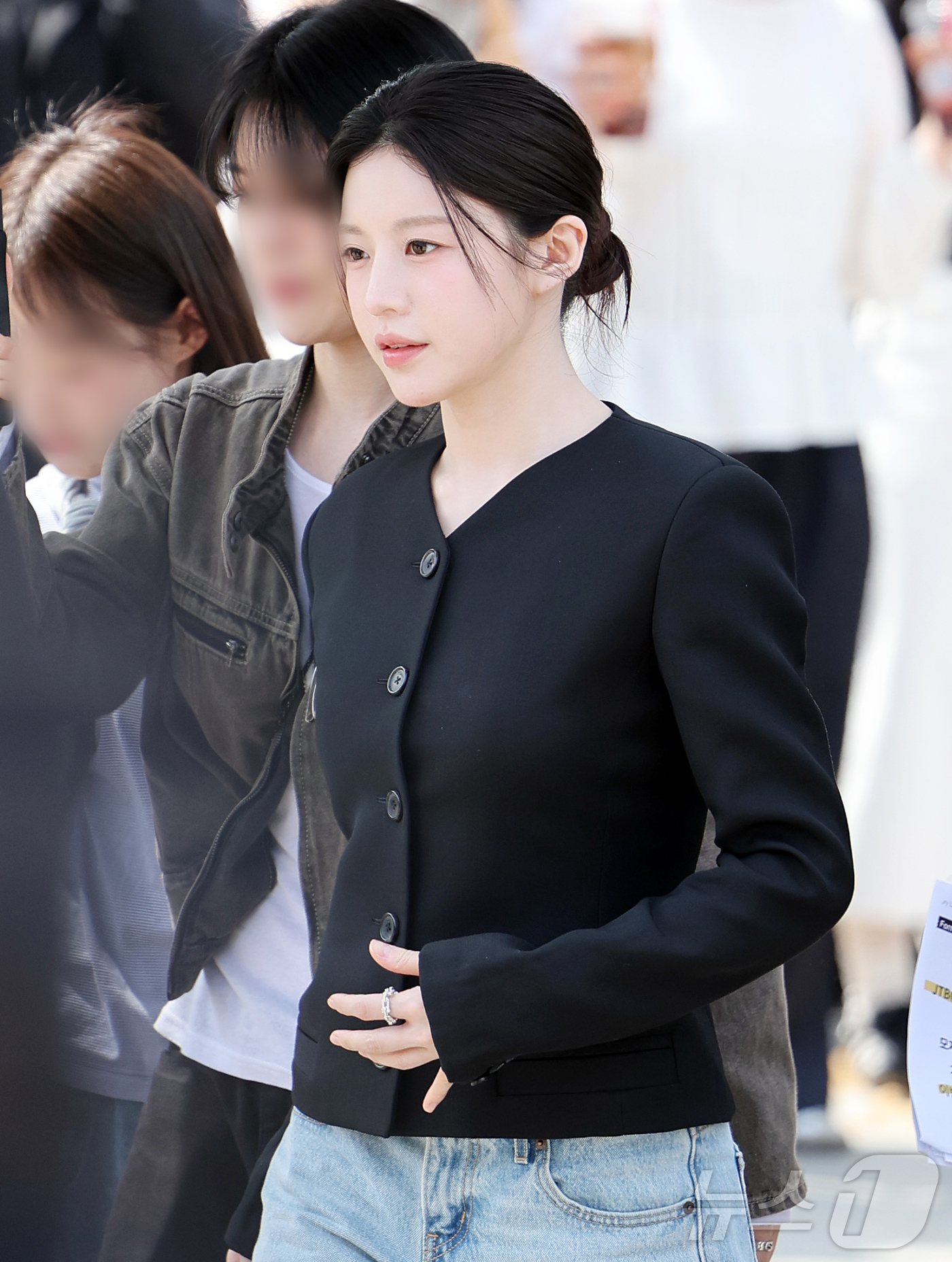 (서울=뉴스1) 김진환 기자 = 배우 고윤정이 14일 서울 종로구 광화문광장에서 오는 18일 방송되는 JTBC 새 토일드라마 ‘모두가 자신의 무가치함과 싸우고 있다' 팝업스토어를 …