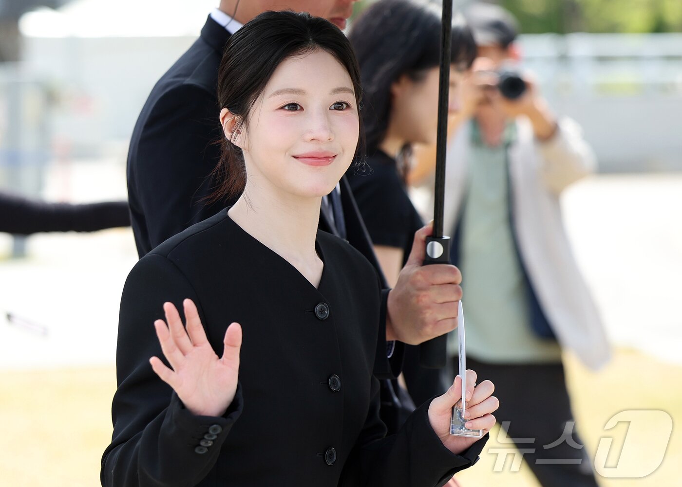 팬들 향해 환한 미소짓는 고윤정